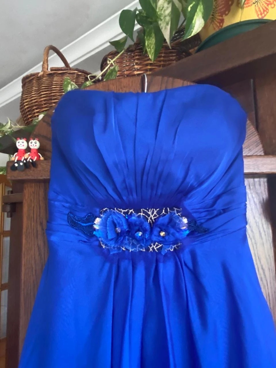 Vestido de festa romântico azul royal, corte "Hi-Lo" com pedrarias. – photo 4
